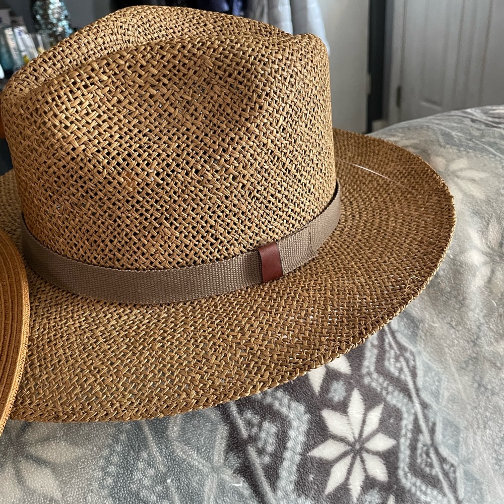 Straw hat breathable great for protecting your skin on hot sunny days. Size med